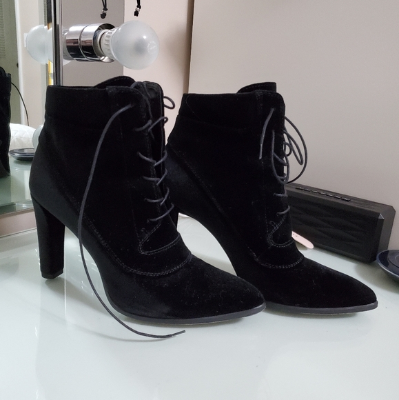 Stuart Weitzman Ruggy Lace-up Black Velour Bootie - Picture 4 of 7